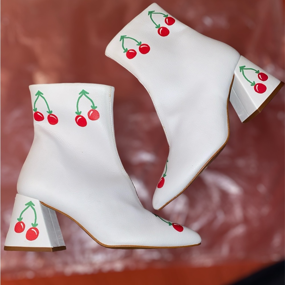 EUC Thursdays Boot Co. Cherry Heartbreaker White Ankle Boot size 6